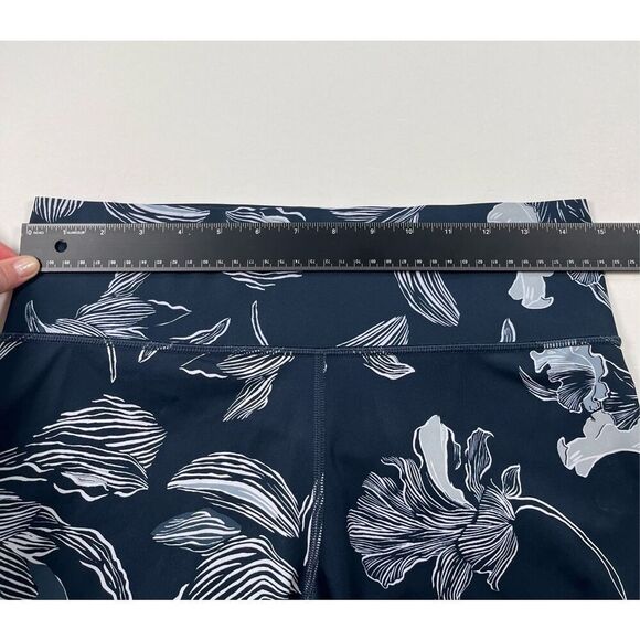 NWOT Athleta Floral Sonic Capri Navy White Reflective Style 291787 Size Medium - Picture 6 of 10